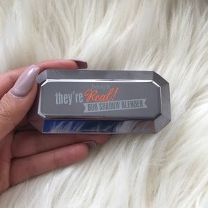 They’re real duo eyeshadow blender